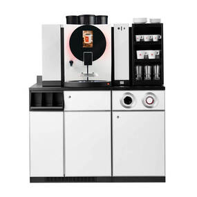 Moderne Kaffeevollautomat-Station mit Tassen, Gläsern und Zubehör für den Büroalltag.